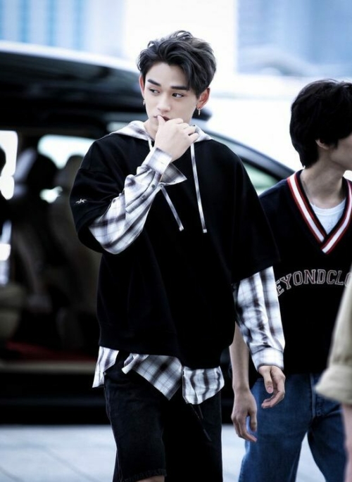 Black Fake Two-Piece T-Shirt With Hooded Shirt Detail | Lucas - NCT
